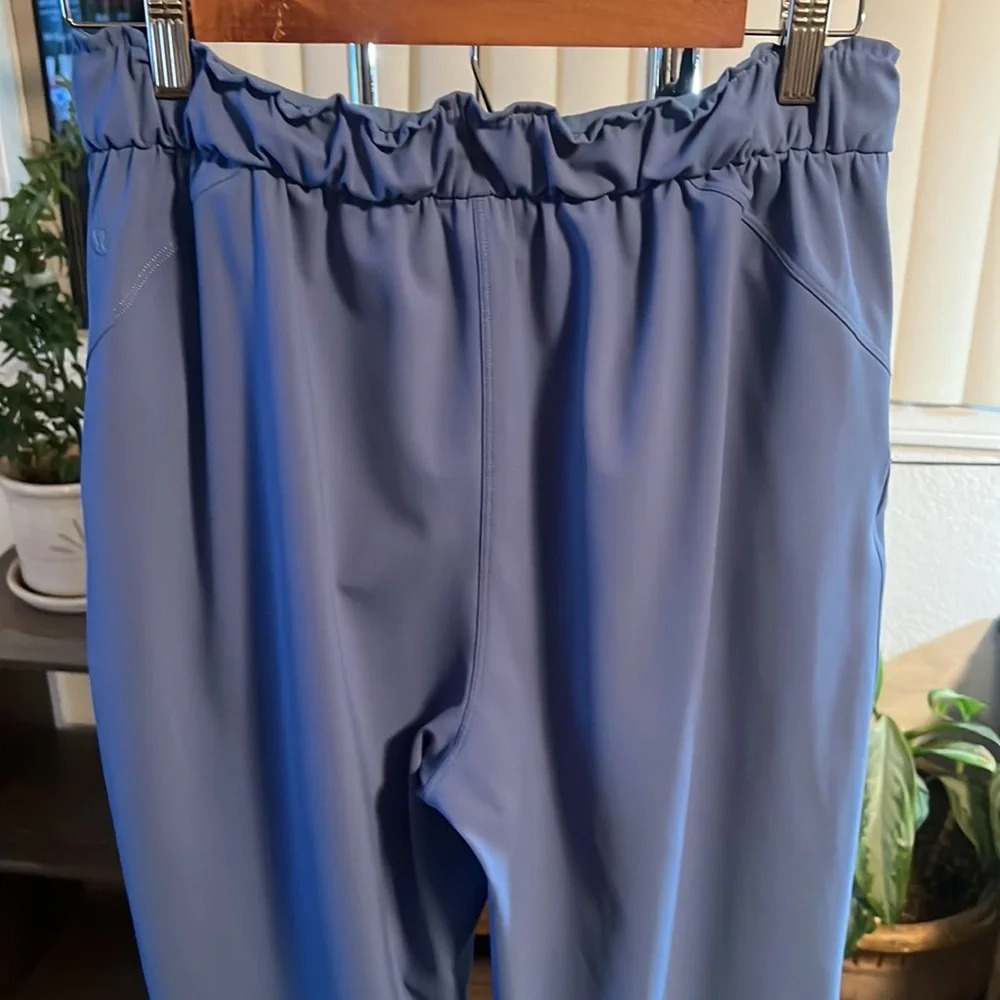 Lululemon Joggers. Size 8 - Picture 5 of 5